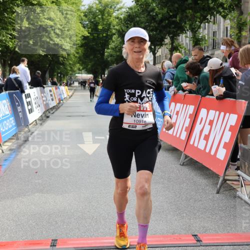 14.06.2026 - REWE Women's Run Strokosch-Dieckow http://msf.ph/oto/9787966 14.06.2026 10:23:26 Ziel 10437, 10918 meine-sportfotos.de