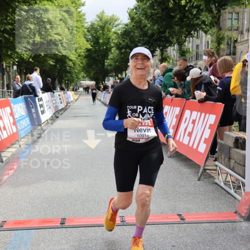 14.06.2026 - REWE Women's Run Strokosch-Dieckow http://msf.ph/oto/9787969 14.06.2026 10:23:26 Ziel 10437, 10918 meine-sportfotos.de