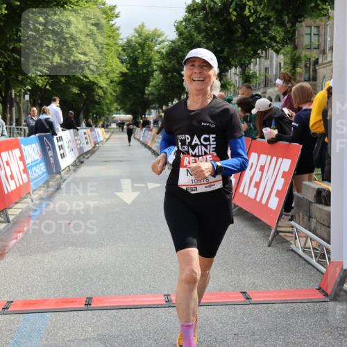 14.06.2026 - REWE Women's Run Strokosch-Dieckow http://msf.ph/oto/9787972 14.06.2026 10:23:26 Ziel 10437, 10918 meine-sportfotos.de