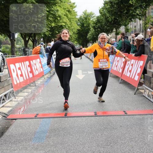 14.06.2026 - REWE Women's Run Strokosch-Dieckow http://msf.ph/oto/9787985 14.06.2026 10:24:03 Ziel 10311, 10759 meine-sportfotos.de