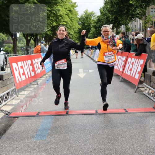 14.06.2026 - REWE Women's Run Strokosch-Dieckow http://msf.ph/oto/9787988 14.06.2026 10:24:03 Ziel 10311, 10759 meine-sportfotos.de