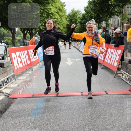 14.06.2026 - REWE Women's Run Strokosch-Dieckow http://msf.ph/oto/9787989 14.06.2026 10:24:03 Ziel 10311, 10759 meine-sportfotos.de