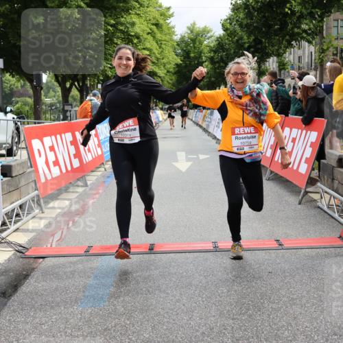 14.06.2026 - REWE Women's Run Strokosch-Dieckow http://msf.ph/oto/9787990 14.06.2026 10:24:03 Ziel 10311, 10759 meine-sportfotos.de