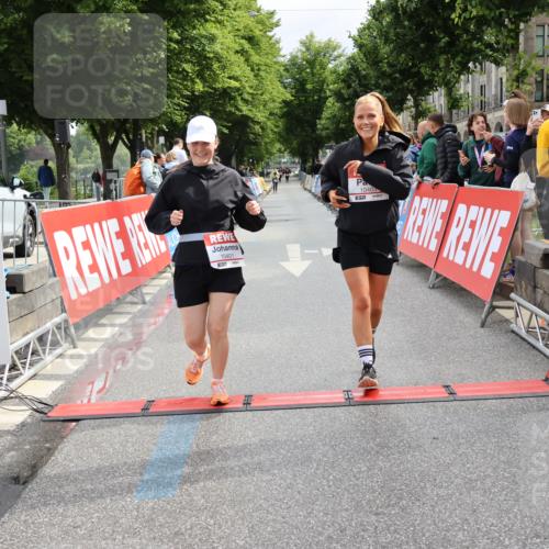 14.06.2026 - REWE Women's Run Strokosch-Dieckow http://msf.ph/oto/9787996 14.06.2026 10:24:15 Ziel 10401, 10403 meine-sportfotos.de
