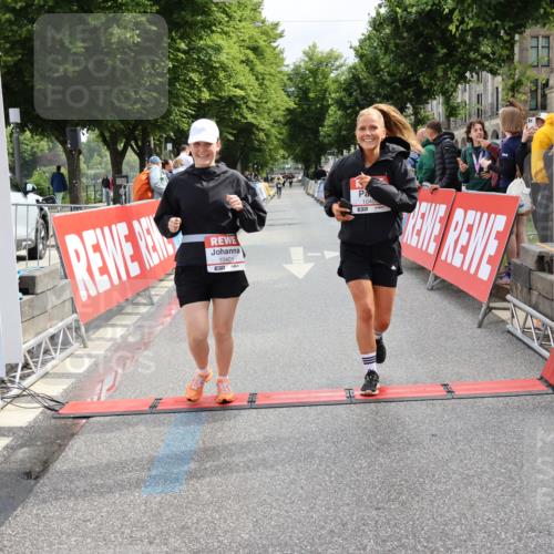 14.06.2026 - REWE Women's Run Strokosch-Dieckow http://msf.ph/oto/9787997 14.06.2026 10:24:16 Ziel 10401, 10403 meine-sportfotos.de