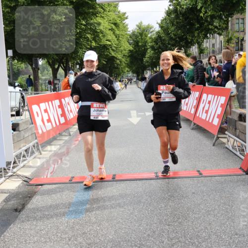 14.06.2026 - REWE Women's Run Strokosch-Dieckow http://msf.ph/oto/9787998 14.06.2026 10:24:16 Ziel 10401, 10403 meine-sportfotos.de
