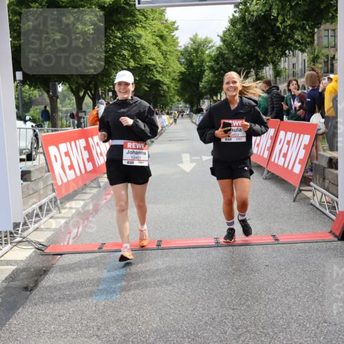 14.06.2026 - REWE Women's Run Strokosch-Dieckow http://msf.ph/oto/9787999 14.06.2026 10:24:16 Ziel 10401, 10403 meine-sportfotos.de