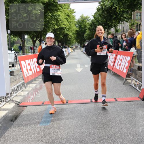 14.06.2026 - REWE Women's Run Strokosch-Dieckow http://msf.ph/oto/9788001 14.06.2026 10:24:16 Ziel 10401, 10403 meine-sportfotos.de