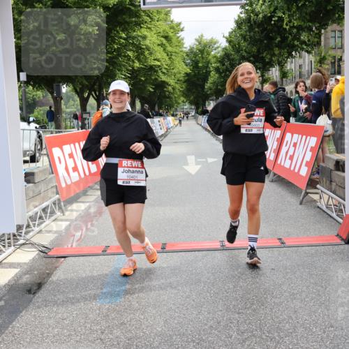 14.06.2026 - REWE Women's Run Strokosch-Dieckow http://msf.ph/oto/9788002 14.06.2026 10:24:16 Ziel 10401, 10403 meine-sportfotos.de