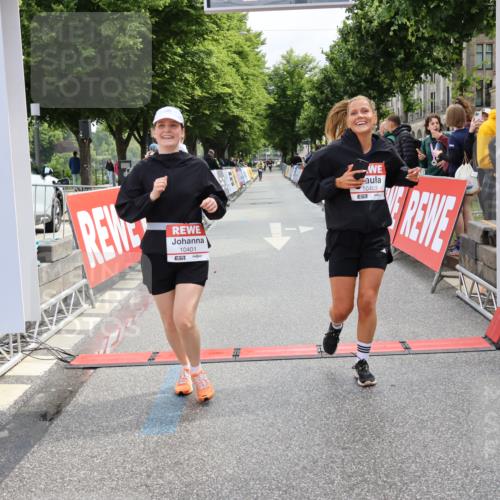 14.06.2026 - REWE Women's Run Strokosch-Dieckow http://msf.ph/oto/9788003 14.06.2026 10:24:16 Ziel 10401, 10403 meine-sportfotos.de
