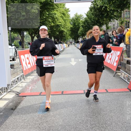 14.06.2026 - REWE Women's Run Strokosch-Dieckow http://msf.ph/oto/9788004 14.06.2026 10:24:16 Ziel 10401, 10403 meine-sportfotos.de