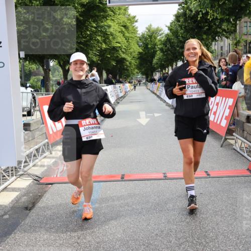 14.06.2026 - REWE Women's Run Strokosch-Dieckow http://msf.ph/oto/9788007 14.06.2026 10:24:16 Ziel 10401, 10403 meine-sportfotos.de