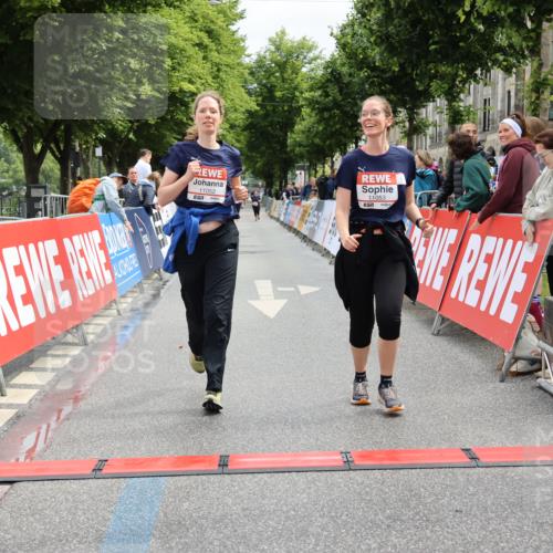 14.06.2026 - REWE Women's Run Strokosch-Dieckow http://msf.ph/oto/9788023 14.06.2026 10:25:09 Ziel 11052, 11053 meine-sportfotos.de
