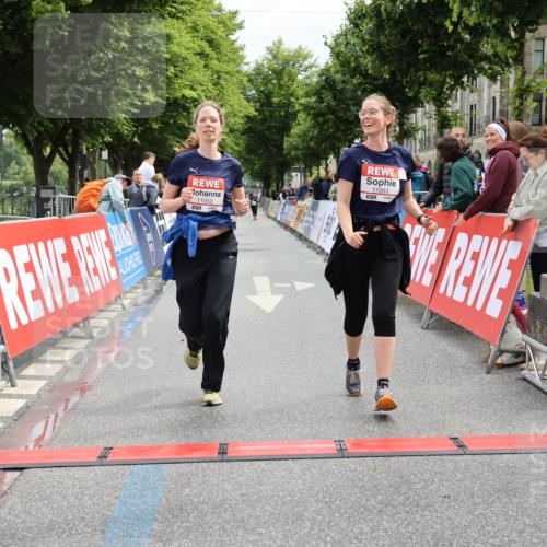 14.06.2026 - REWE Women's Run Strokosch-Dieckow http://msf.ph/oto/9788024 14.06.2026 10:25:09 Ziel 11052, 11053 meine-sportfotos.de
