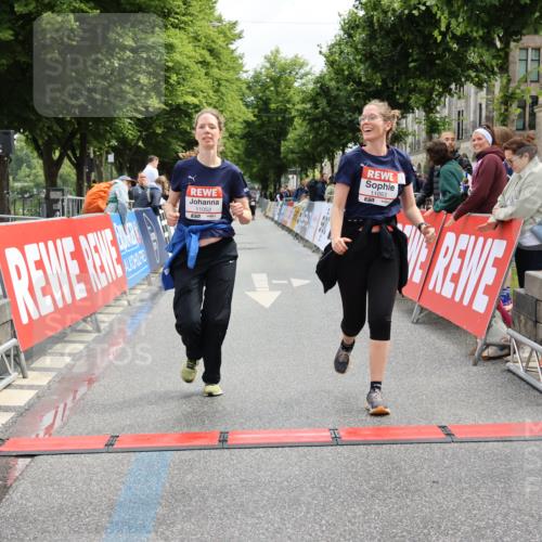 14.06.2026 - REWE Women's Run Strokosch-Dieckow http://msf.ph/oto/9788025 14.06.2026 10:25:09 Ziel 11052, 11053 meine-sportfotos.de