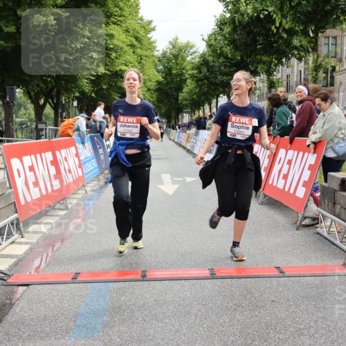 14.06.2026 - REWE Women's Run Strokosch-Dieckow http://msf.ph/oto/9788026 14.06.2026 10:25:09 Ziel 11052, 11053 meine-sportfotos.de