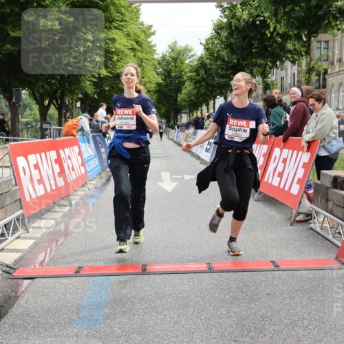 14.06.2026 - REWE Women's Run Strokosch-Dieckow http://msf.ph/oto/9788027 14.06.2026 10:25:09 Ziel 11052, 11053 meine-sportfotos.de
