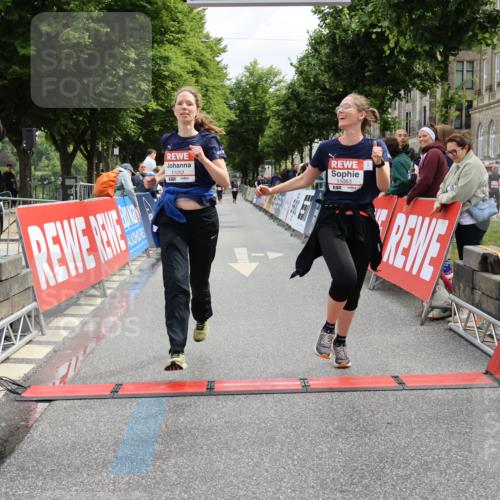 14.06.2026 - REWE Women's Run Strokosch-Dieckow http://msf.ph/oto/9788028 14.06.2026 10:25:09 Ziel 11052, 11053 meine-sportfotos.de