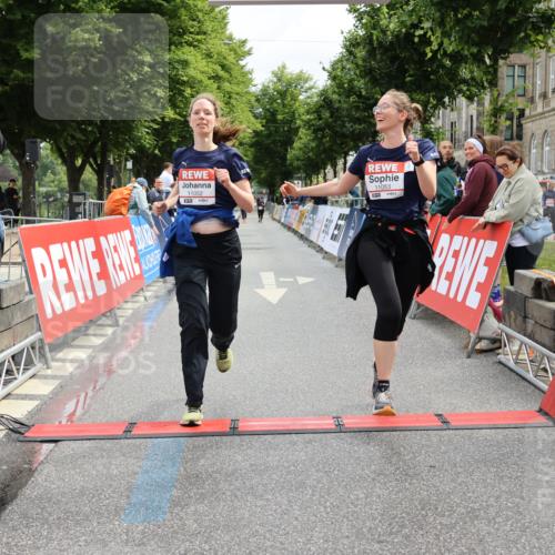 14.06.2026 - REWE Women's Run Strokosch-Dieckow http://msf.ph/oto/9788029 14.06.2026 10:25:09 Ziel 11052, 11053 meine-sportfotos.de