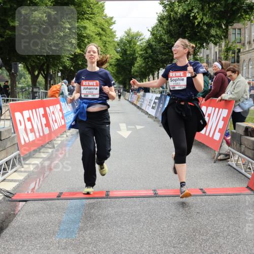 14.06.2026 - REWE Women's Run Strokosch-Dieckow http://msf.ph/oto/9788030 14.06.2026 10:25:10 Ziel 11052, 11053 meine-sportfotos.de