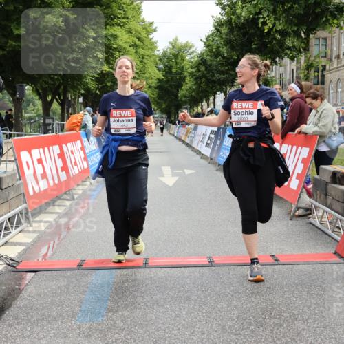 14.06.2026 - REWE Women's Run Strokosch-Dieckow http://msf.ph/oto/9788031 14.06.2026 10:25:10 Ziel 11052, 11053 meine-sportfotos.de