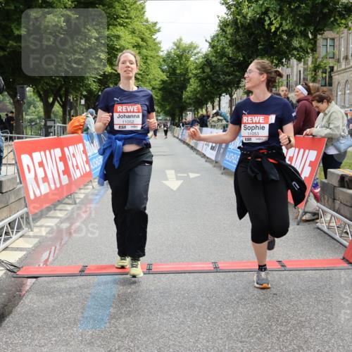 14.06.2026 - REWE Women's Run Strokosch-Dieckow http://msf.ph/oto/9788032 14.06.2026 10:25:10 Ziel 11052, 11053 meine-sportfotos.de