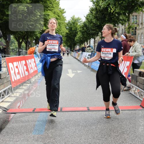 14.06.2026 - REWE Women's Run Strokosch-Dieckow http://msf.ph/oto/9788033 14.06.2026 10:25:10 Ziel 11052, 11053 meine-sportfotos.de