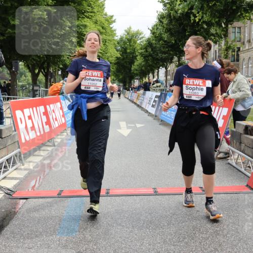 14.06.2026 - REWE Women's Run Strokosch-Dieckow http://msf.ph/oto/9788034 14.06.2026 10:25:10 Ziel 11052, 11053 meine-sportfotos.de