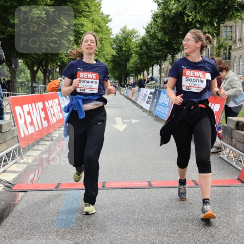 14.06.2026 - REWE Women's Run Strokosch-Dieckow http://msf.ph/oto/9788035 14.06.2026 10:25:10 Ziel 11052, 11053 meine-sportfotos.de