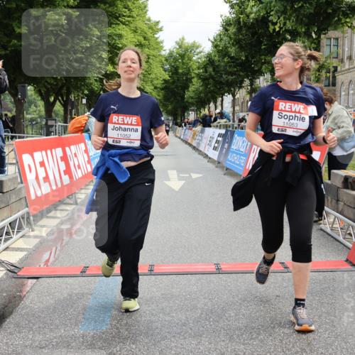 14.06.2026 - REWE Women's Run Strokosch-Dieckow http://msf.ph/oto/9788036 14.06.2026 10:25:10 Ziel 11052, 11053 meine-sportfotos.de