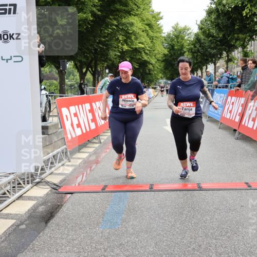 14.06.2026 - REWE Women's Run Strokosch-Dieckow http://msf.ph/oto/9788041 14.06.2026 10:25:28 Ziel 10152, 10700 meine-sportfotos.de