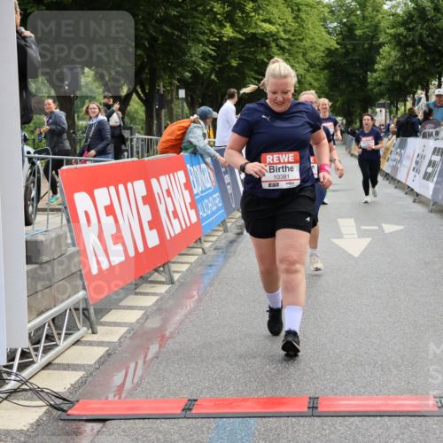 14.06.2026 - REWE Women's Run Strokosch-Dieckow http://msf.ph/oto/9788052 14.06.2026 10:25:49 Ziel 10381, 10459 meine-sportfotos.de