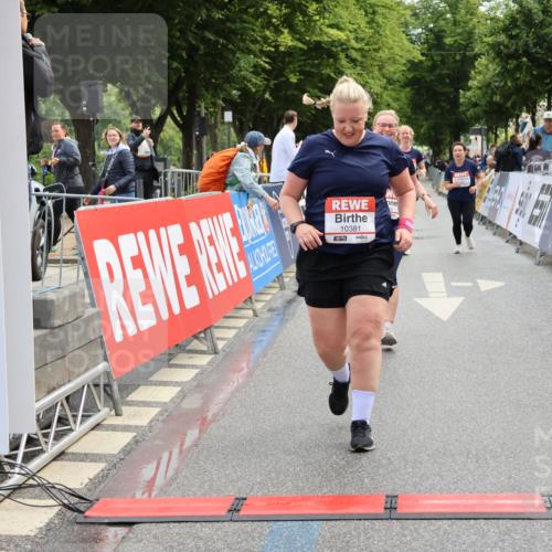 14.06.2026 - REWE Women's Run Strokosch-Dieckow http://msf.ph/oto/9788053 14.06.2026 10:25:49 Ziel 10381, 10459 meine-sportfotos.de