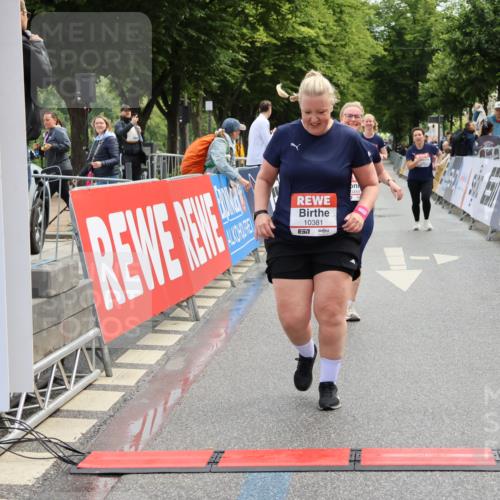 14.06.2026 - REWE Women's Run Strokosch-Dieckow http://msf.ph/oto/9788054 14.06.2026 10:25:49 Ziel 10381, 10459 meine-sportfotos.de
