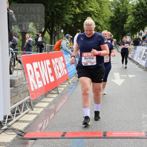 14.06.2026 - REWE Women's Run Strokosch-Dieckow http://msf.ph/oto/9788056 14.06.2026 10:25:49 Ziel 10381, 10459 meine-sportfotos.de