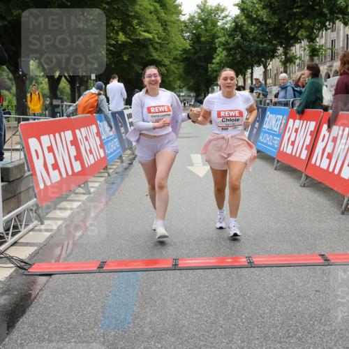 14.06.2026 - REWE Women's Run Strokosch-Dieckow http://msf.ph/oto/9788079 14.06.2026 10:26:21 Ziel 10135, 10136 meine-sportfotos.de