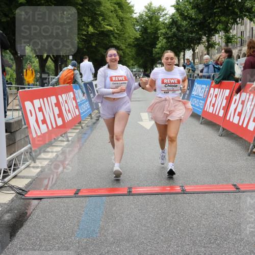 14.06.2026 - REWE Women's Run Strokosch-Dieckow http://msf.ph/oto/9788080 14.06.2026 10:26:21 Ziel 10135, 10136 meine-sportfotos.de