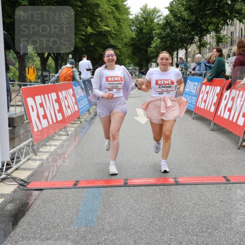 14.06.2026 - REWE Women's Run Strokosch-Dieckow http://msf.ph/oto/9788081 14.06.2026 10:26:21 Ziel 10135, 10136 meine-sportfotos.de
