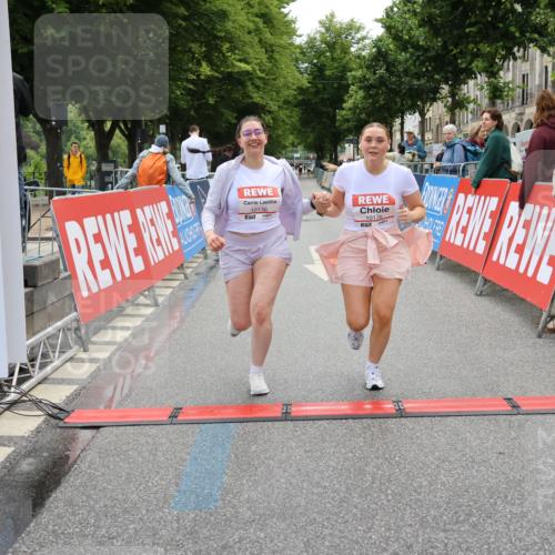 14.06.2026 - REWE Women's Run Strokosch-Dieckow http://msf.ph/oto/9788082 14.06.2026 10:26:21 Ziel 10135, 10136 meine-sportfotos.de