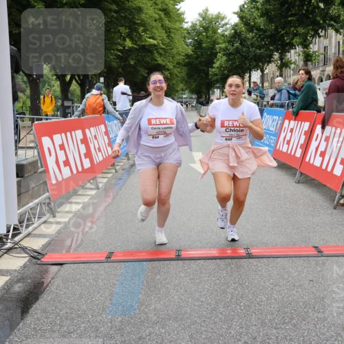 14.06.2026 - REWE Women's Run Strokosch-Dieckow http://msf.ph/oto/9788083 14.06.2026 10:26:21 Ziel 10135, 10136 meine-sportfotos.de