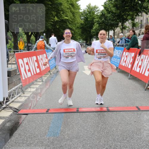 14.06.2026 - REWE Women's Run Strokosch-Dieckow http://msf.ph/oto/9788084 14.06.2026 10:26:21 Ziel 10135, 10136 meine-sportfotos.de