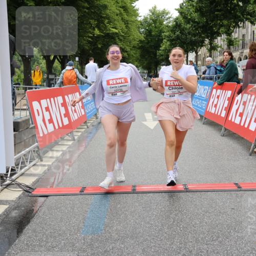 14.06.2026 - REWE Women's Run Strokosch-Dieckow http://msf.ph/oto/9788085 14.06.2026 10:26:21 Ziel 10135, 10136 meine-sportfotos.de