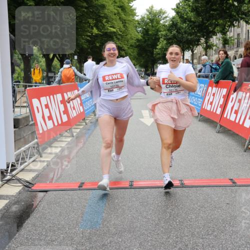 14.06.2026 - REWE Women's Run Strokosch-Dieckow http://msf.ph/oto/9788086 14.06.2026 10:26:21 Ziel 10135, 10136 meine-sportfotos.de