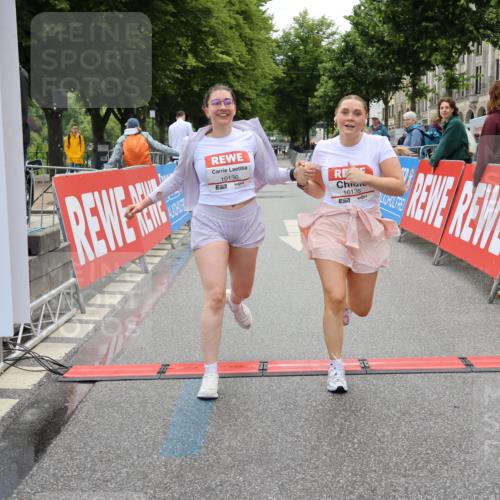14.06.2026 - REWE Women's Run Strokosch-Dieckow http://msf.ph/oto/9788087 14.06.2026 10:26:21 Ziel 10135, 10136 meine-sportfotos.de