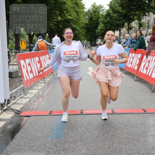 14.06.2026 - REWE Women's Run Strokosch-Dieckow http://msf.ph/oto/9788088 14.06.2026 10:26:21 Ziel 10135, 10136 meine-sportfotos.de