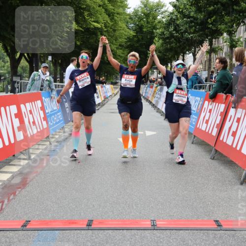 14.06.2026 - REWE Women's Run Strokosch-Dieckow http://msf.ph/oto/9788089 14.06.2026 10:27:01 Ziel 10484, 11230, 11232 meine-sportfotos.de