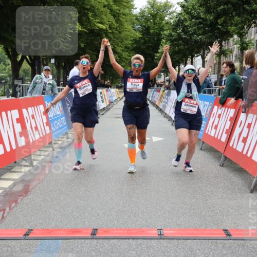 14.06.2026 - REWE Women's Run Strokosch-Dieckow http://msf.ph/oto/9788091 14.06.2026 10:27:01 Ziel 10484, 11230, 11232 meine-sportfotos.de
