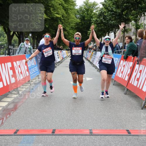 14.06.2026 - REWE Women's Run Strokosch-Dieckow http://msf.ph/oto/9788092 14.06.2026 10:27:01 Ziel 10484, 11230, 11232 meine-sportfotos.de