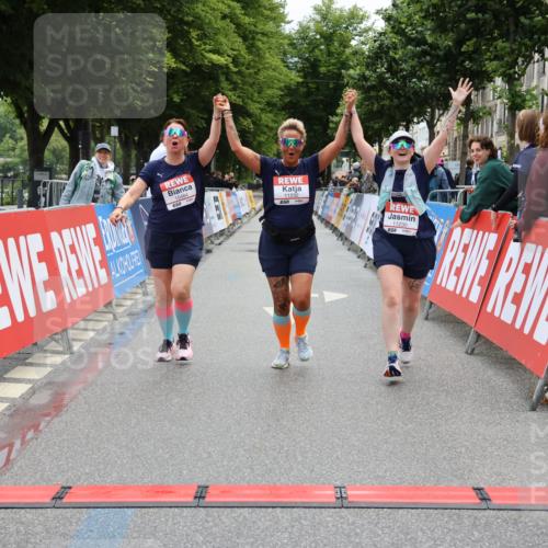 14.06.2026 - REWE Women's Run Strokosch-Dieckow http://msf.ph/oto/9788093 14.06.2026 10:27:01 Ziel 10484, 11230, 11232 meine-sportfotos.de
