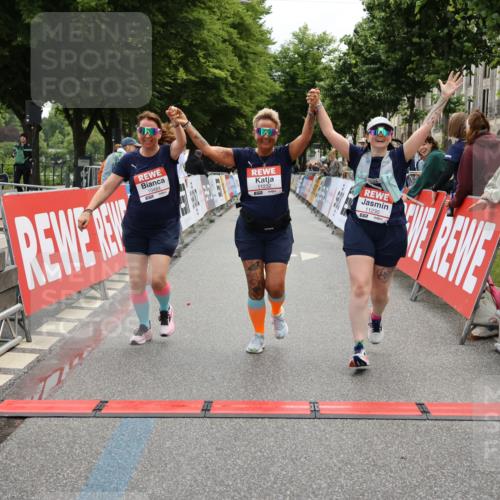 14.06.2026 - REWE Women's Run Strokosch-Dieckow http://msf.ph/oto/9788094 14.06.2026 10:27:02 Ziel 10484, 11230, 11232 meine-sportfotos.de